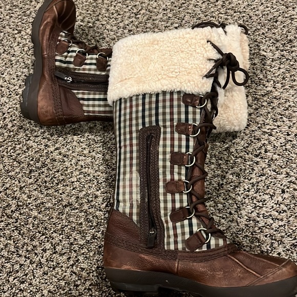 Like new size 7 Ugg lace up winter boots. - Picture 14 of 16